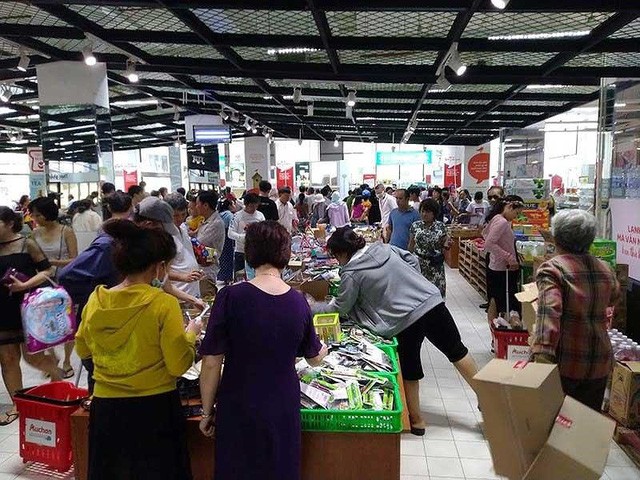 Tàn phá’ siêu thị Auchan: Người tiêu dùng thua cuộc