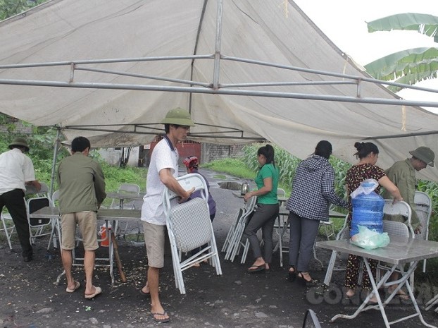 Võ Nhai (Thái Nguyên): Dân dựng rạp chặn cổng nhà máy luyện cốc gây ô nhiễm môi trường