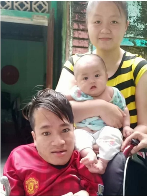 Chàng trai tí hon hạnh phúc bên vợ đẹp, con xinh