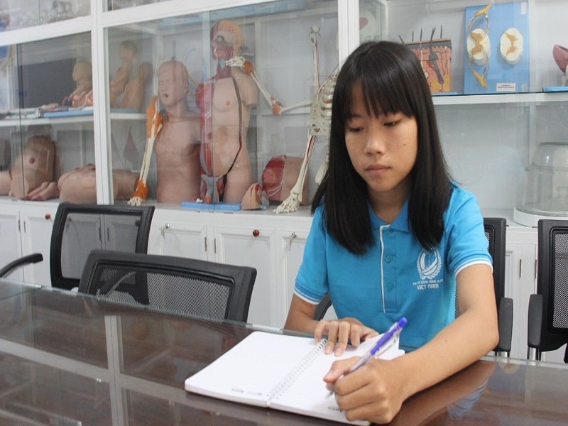 Nghị lực của cô sinh viên bị liệt tay bẩm sinh và ước mơ lên giảng đường