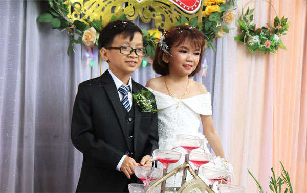Hàng trăm người khuyết tật về dự đám cưới 'chàng trai tí hon' ở Nghệ An