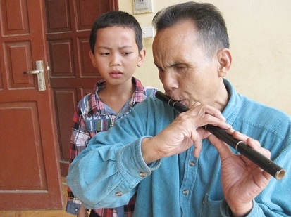 Đôi tai nghe được lời báo Đảng