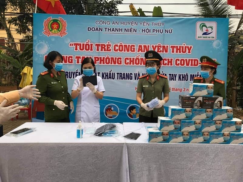 Hòa Bình - Tuổi trẻ Công an Yên Thủy chung tay giúp người dân phòng chống Covid-19.