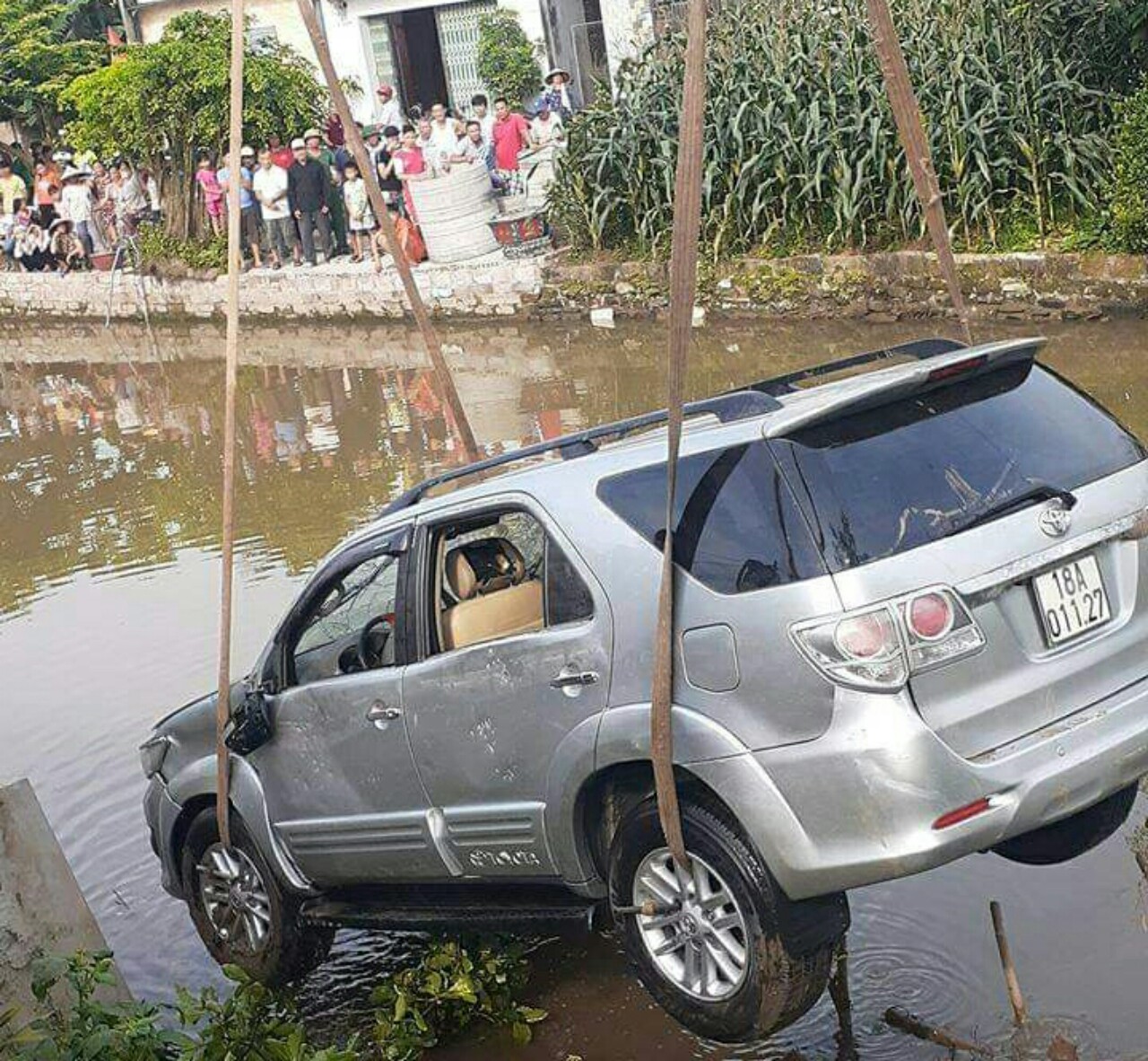 Ô tô 7 chỗ lao xuống sông làm hai người thiệt mạng