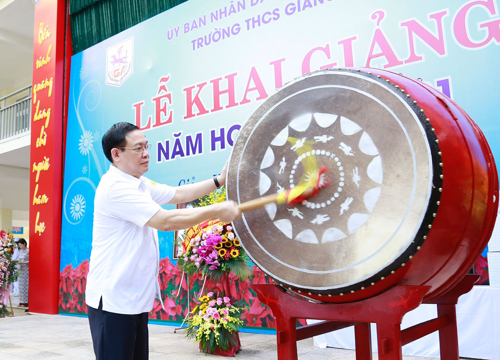 Bí thư Thành ủy Hà Nội Vương Đình Huệ đánh trống khai trường năm học mới 2020-2021