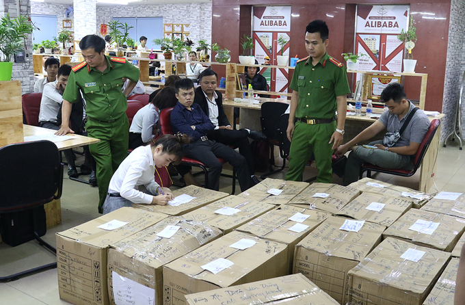 Cảnh sát khám xét công ty Alibaba vào năm ngoái. Ảnh: Công an cung cấp.