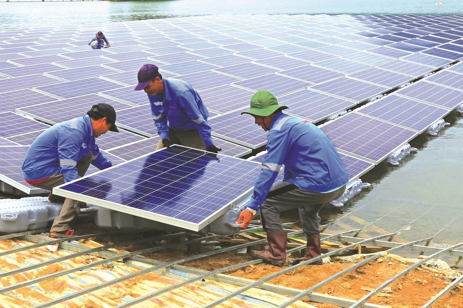 Đổ tiền tỷ lên mặt nước làm điện mặt trời do tien ty len mat nuoc lam dien mat troi