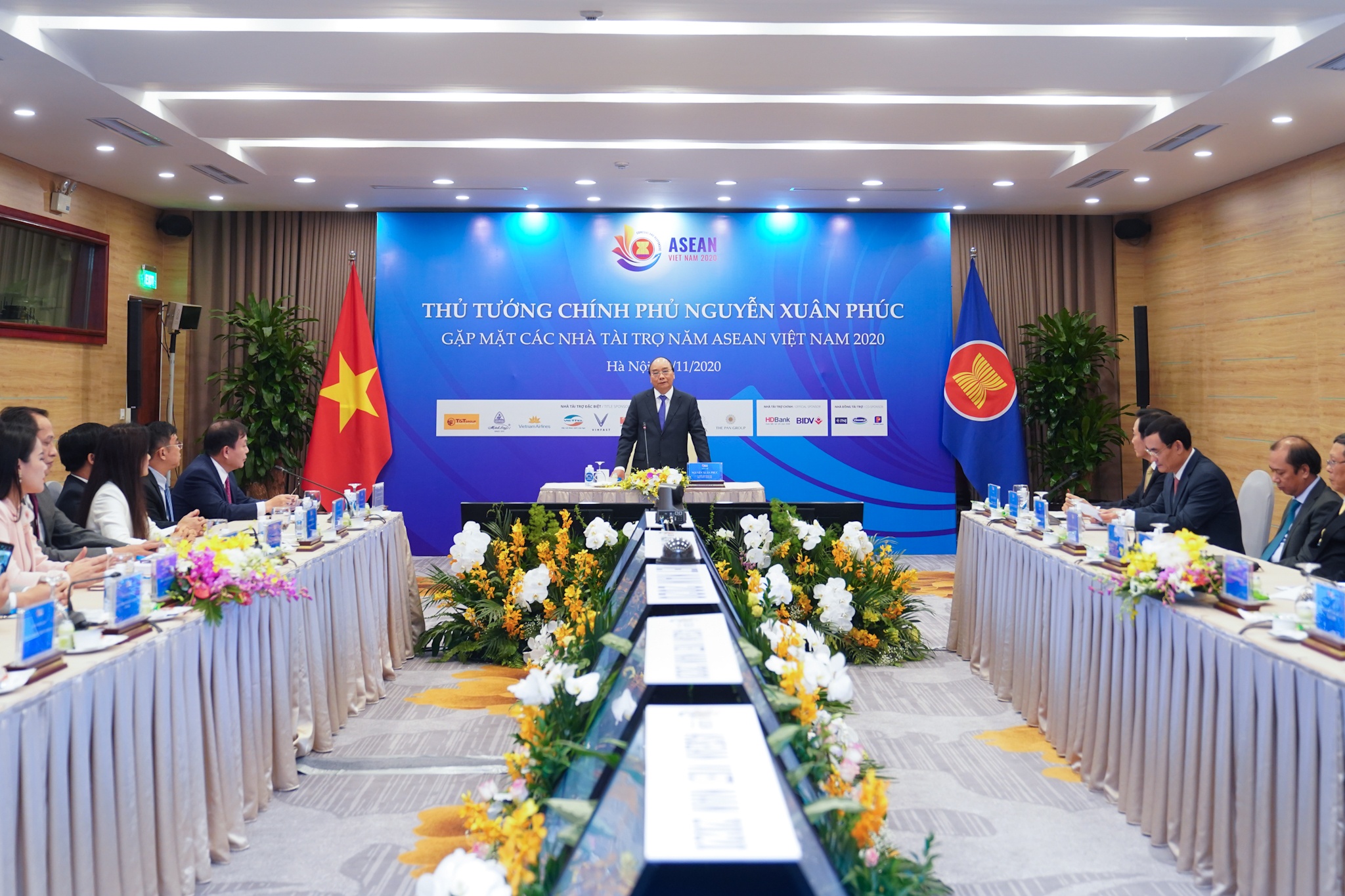 Thủ tướng gặp gỡ các nhà tài trợ Hội nghị Cấp cao ASEAN 37 thu tuong gap go cac nha tai tro hoi nghi cap cao asean 37