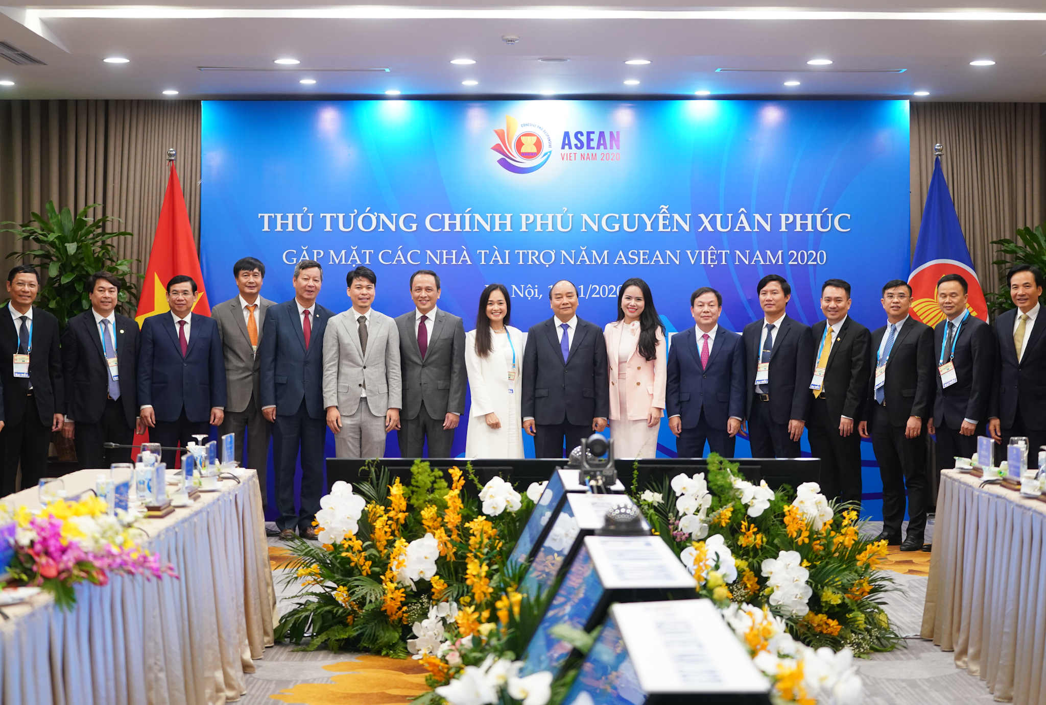 Thủ tướng gặp gỡ các nhà tài trợ Hội nghị Cấp cao ASEAN 37 thu tuong gap go cac nha tai tro hoi nghi cap cao asean 37