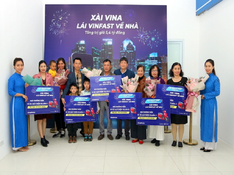 Vinaphone Hà Nội trao giải thưởng tuần ''Xài Vina, lái Vinfast về nhà'' đợt 2