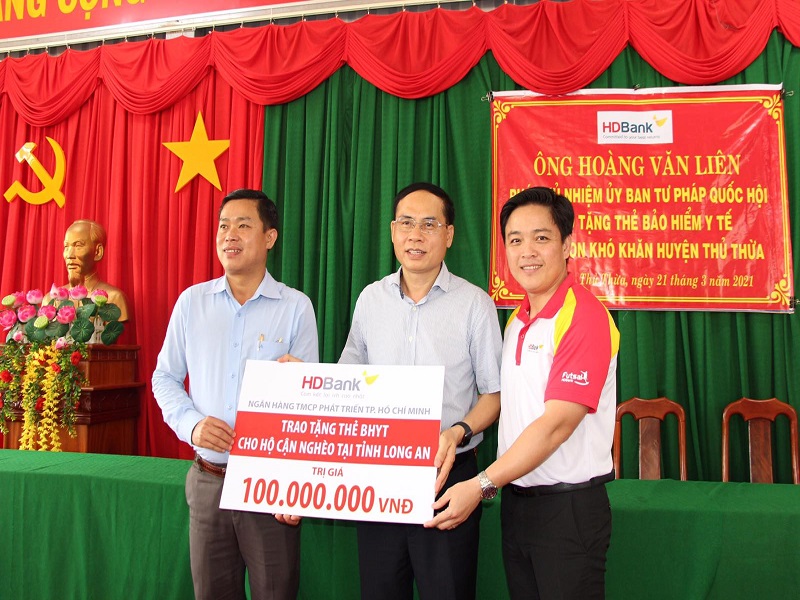 HDBank tặng thẻ BHYT cho người dân Long An