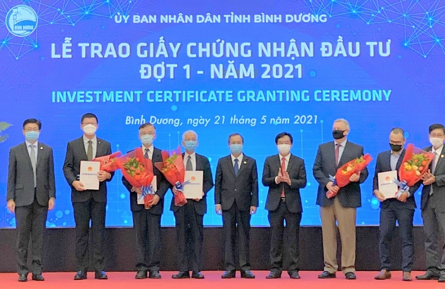 Trao giấy phép đầu tư cho 5 dự án FDI gần 1 tỷ USD tại Bình Dương