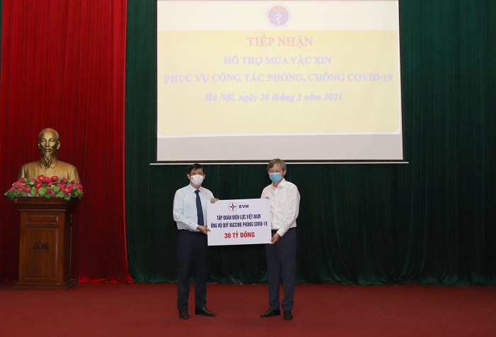 EVN trao tặng 30 tỷ đồng ủng hộ Quỹ vaccine phòng COVID-19