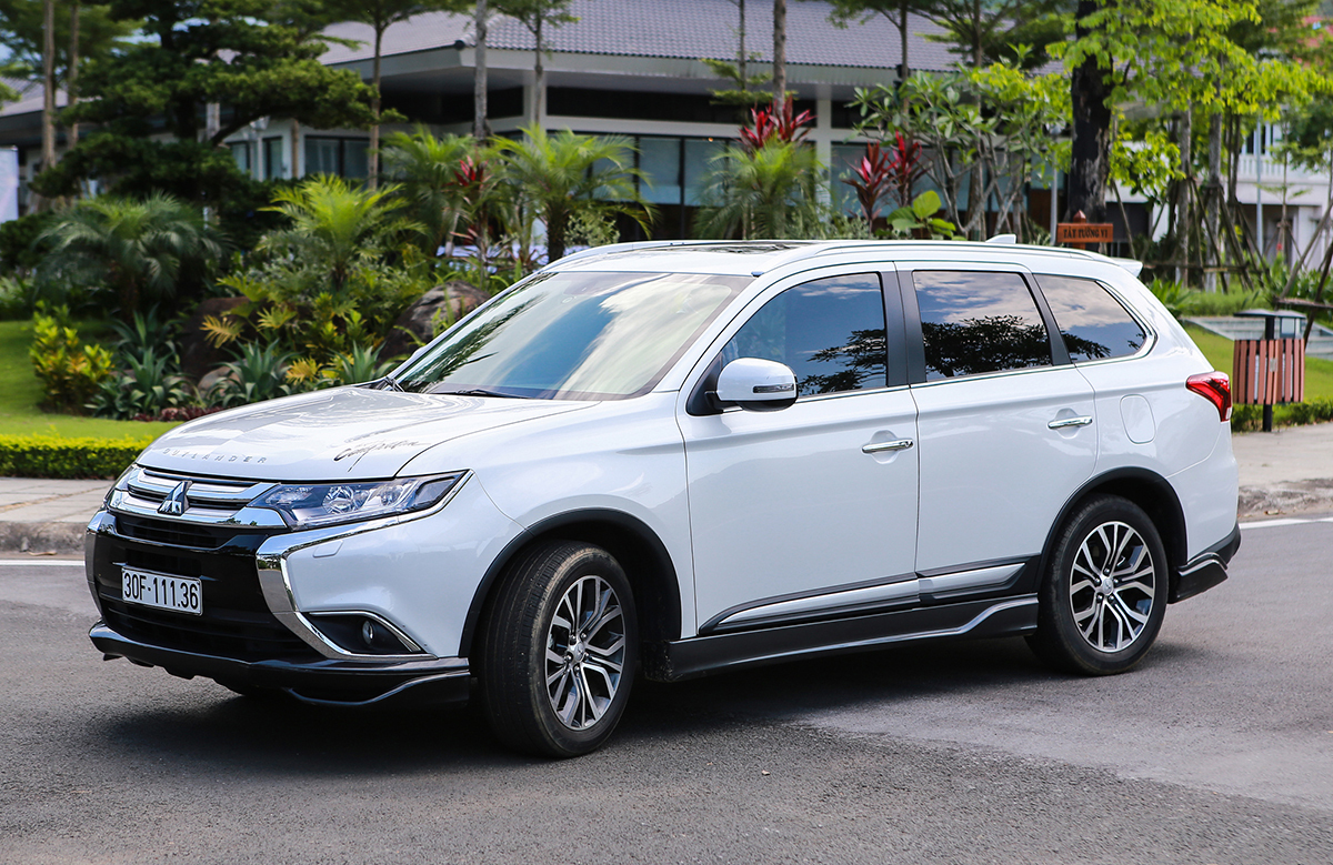 Lại triệu hồi Outlander để thay thế bơm xăng