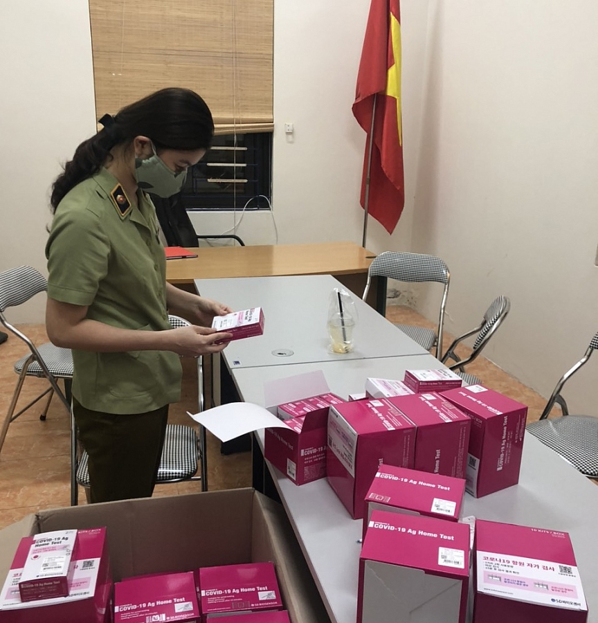 Thu giữ 400 hộp kit xét nghiệm Covid-19 nhập lậu