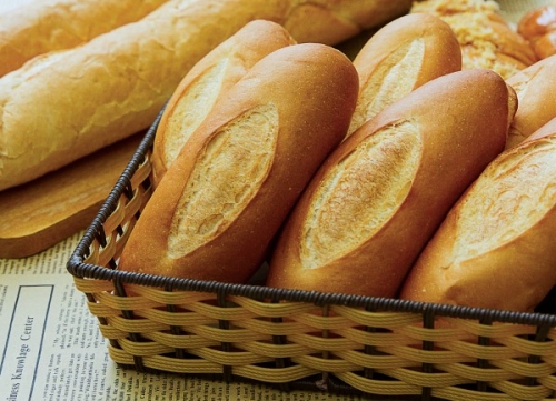 Loạt tỉnh phía nam ra văn bản mô tả thực phẩm thiết yếu, trong đó có bánh mì