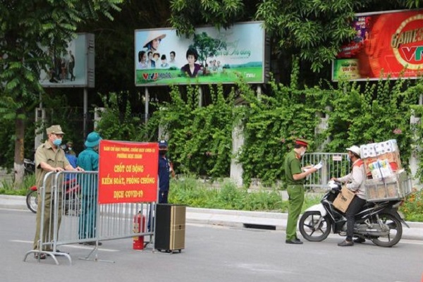 Từ ngày 10/8, người đi đường tại Hà Nội được bãi bỏ xuất trình "lịch trực, lịch làm việc" trong bộ "Giấy thông hành"
