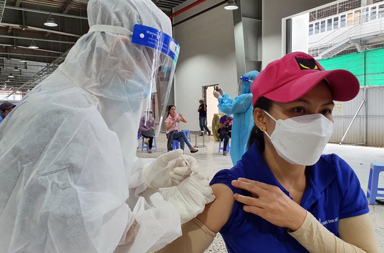 Ưu tiên tiêm vaccine cho công nhân các doanh nghiệp thực hiện “3 tại chỗ”