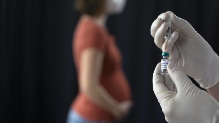 Ưu tiên tiêm vaccine cho phụ nữ mang thai, bà mẹ đang cho con bú