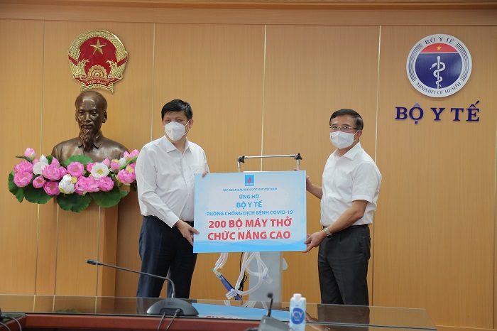 Petrovietnam trao tặng 200 máy thở dòng cao điều trị bệnh nhân COVID-19