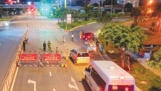 TPHCM: Triệt để giãn cách, siết chặt kiểm soát đi lại; bảo đảm đủ hàng hóa, hỗ trợ 2 triệu gói an sinh