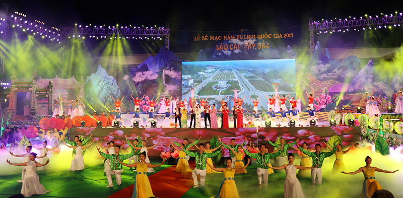 Quảng Ninh nhận cờ đăng cai tổ chức Năm Du lịch quốc gia 2018