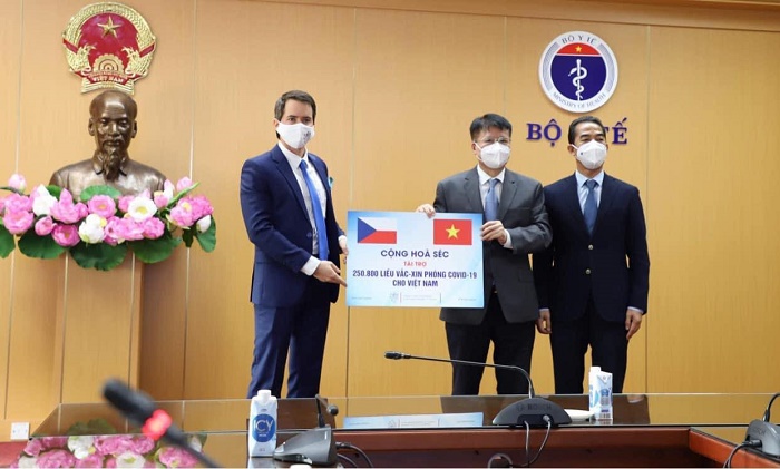 Tiếp nhận hơn 250.000 liều vaccine chống COVID-19 do Czech tặng