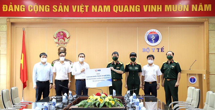 Trao tặng 1 triệu khẩu trang 3M cho lực lượng tuyến đầu