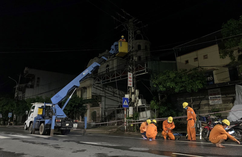 Ngành Điện nhanh chóng khắc phục thiệt hại do bão số 5 gây ra