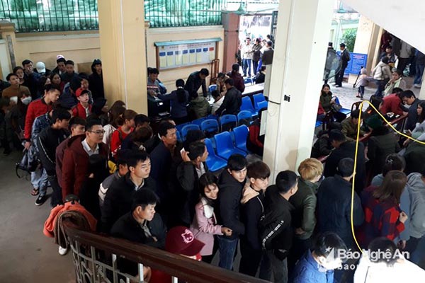 Nghệ An: Đầu năm, hàng ngàn người xếp hàng làm thủ tục xuất nhập cảnh