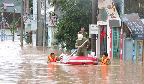 Công an Quảng Ninh dầm mình trong mưa chuyển đồ giúp dân tránh lũ