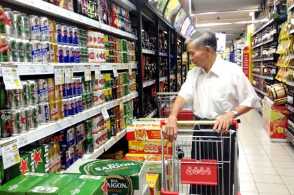 Cận Tết bia "ế", giá trong siêu thị rẻ hơn bán lẻ bên ngoài