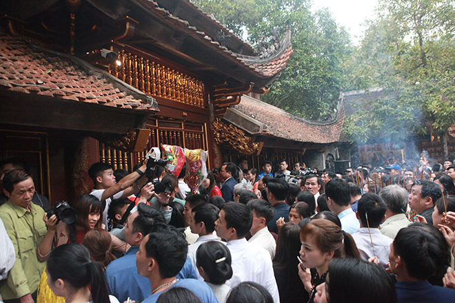 Hình ảnh chen lấn,tranh dành hoa tre trong hậu cung ở hội Gióng